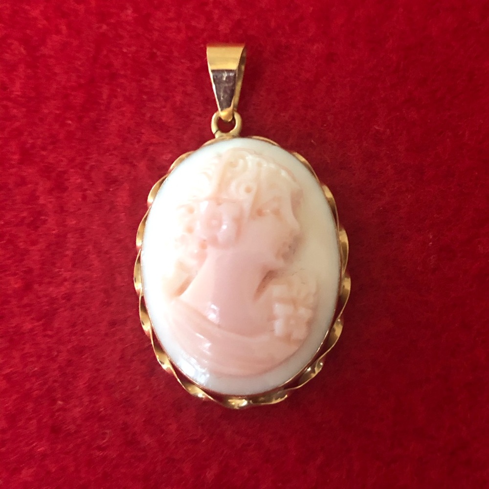 14k Yellow Gold Carved Shell Oval Cameo Pendant